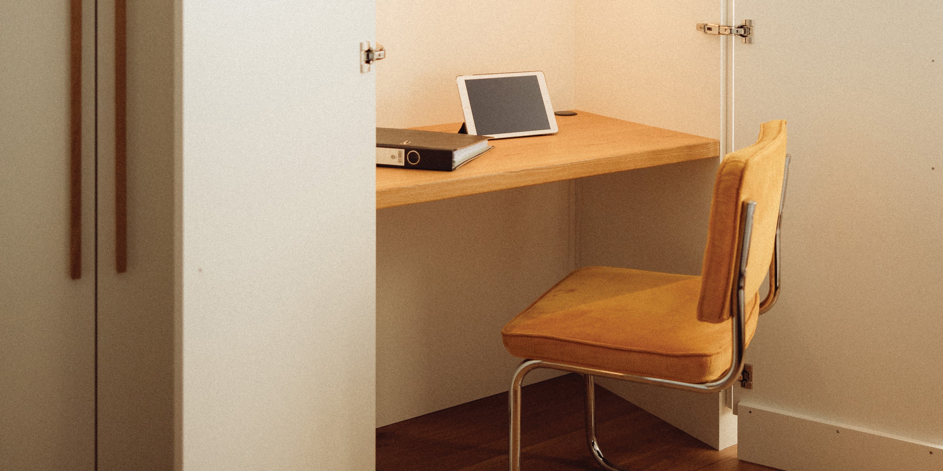 Büro Möbel & Accessoires von Kawentsmann