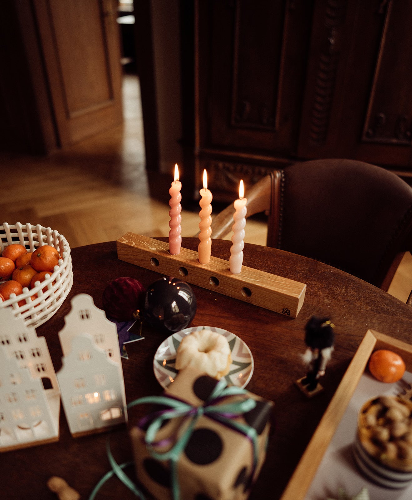 Adventskranz Holz Kerzenständer Kawentskranz von Kawentsmann aufgestellt auf einem Tisch mit anderen Deko-Elementen