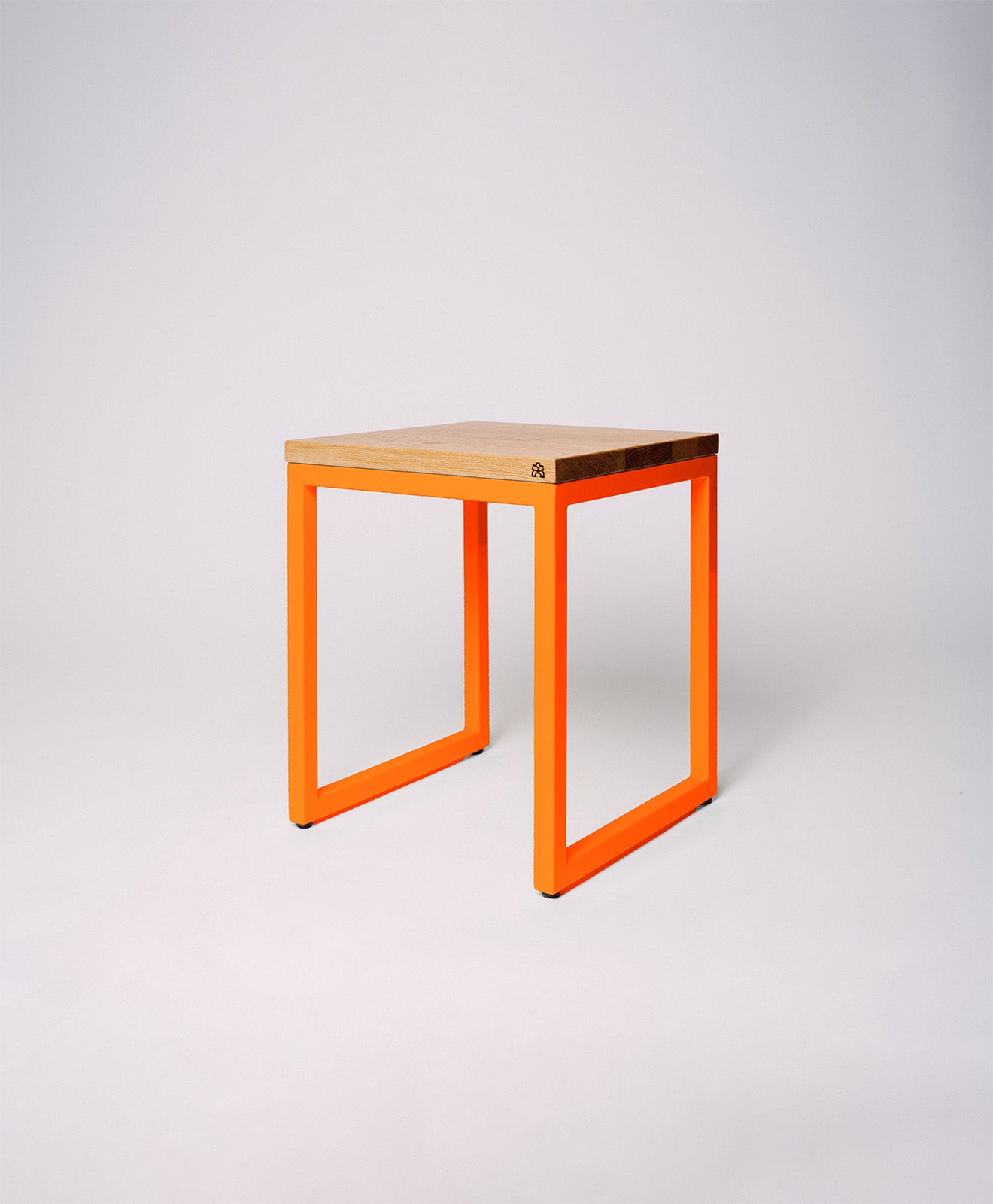 Hocker aus Holz (Eiche) mit Stahlgestell von Kawentsmann - Produktbild