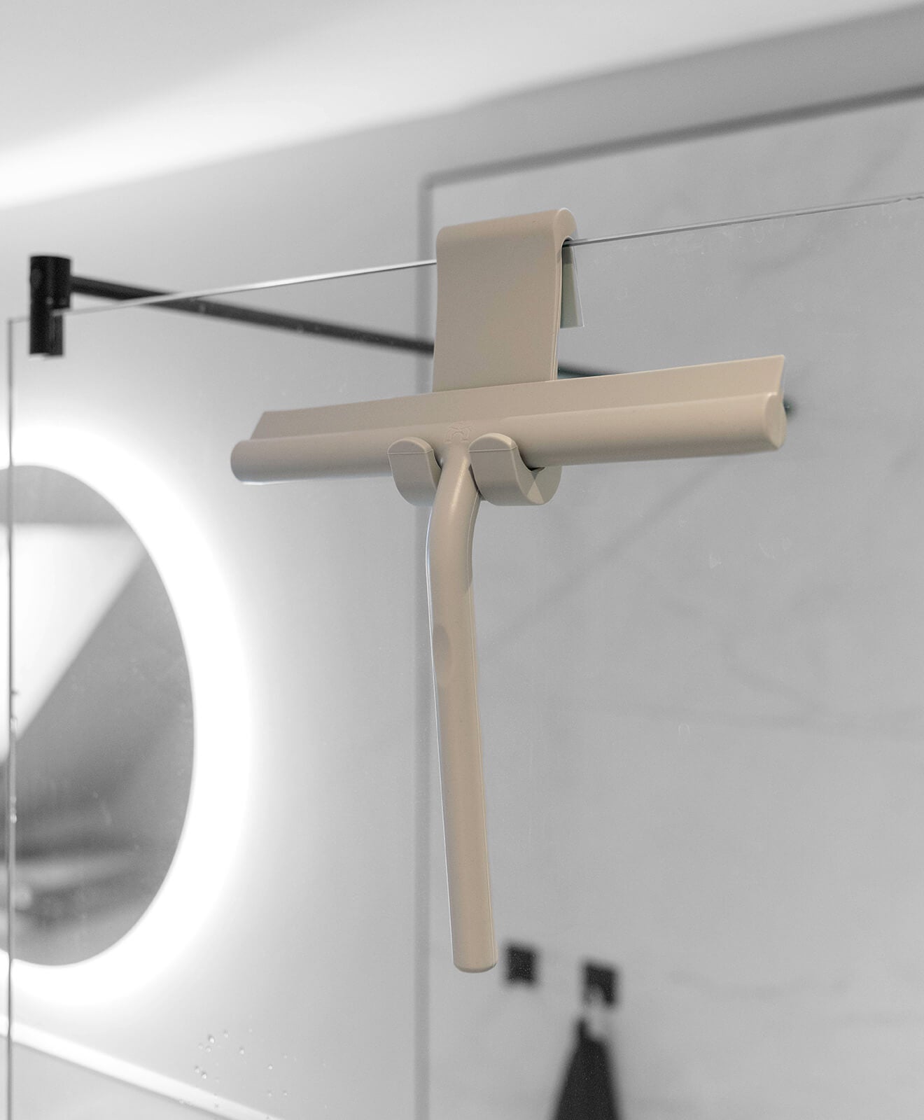 Abzieher aus Silikon in Grau für Bad und mehr von KAWENTSMANN aufgehängt an der Scheibe der Duschkabine