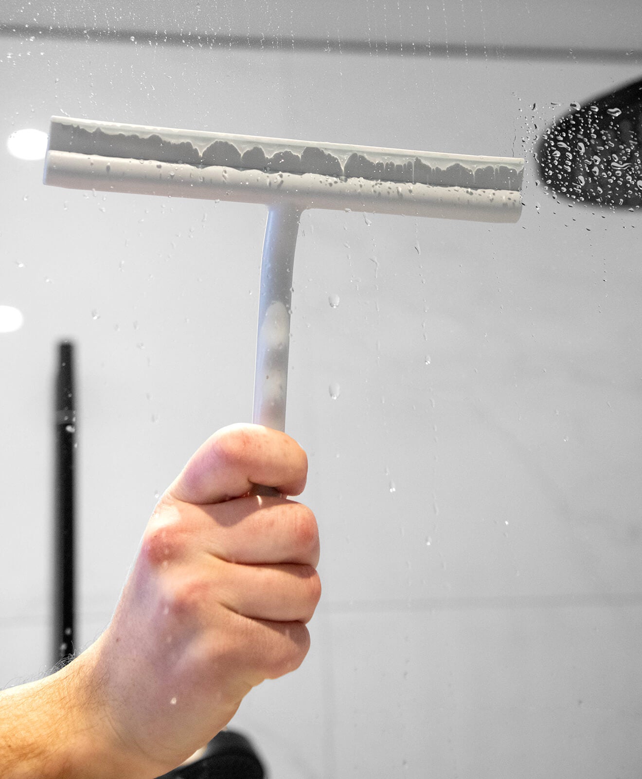 Abzieher aus Silikon in Grau für Bad und mehr von KAWENTSMANN in Benutzung