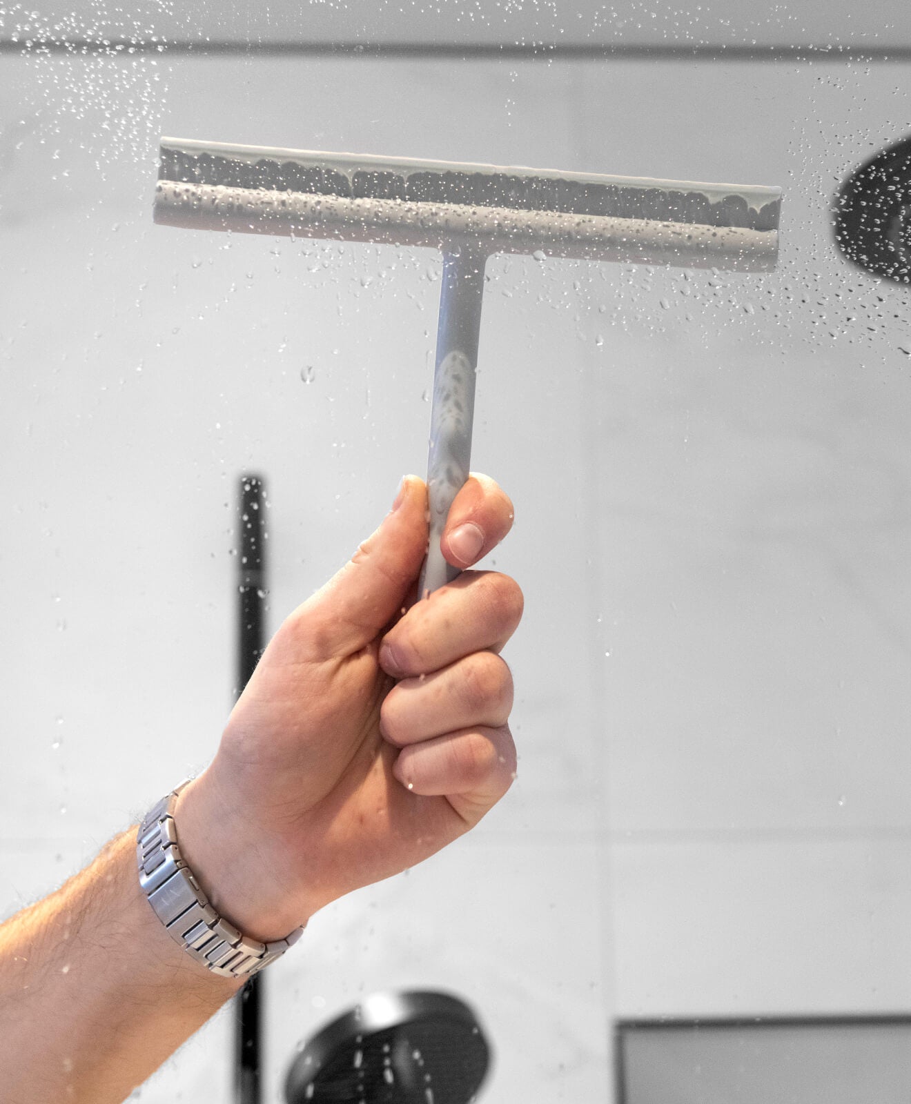 Abzieher aus Silikon in Grau für Bad und mehr von KAWENTSMANN in Benutzung