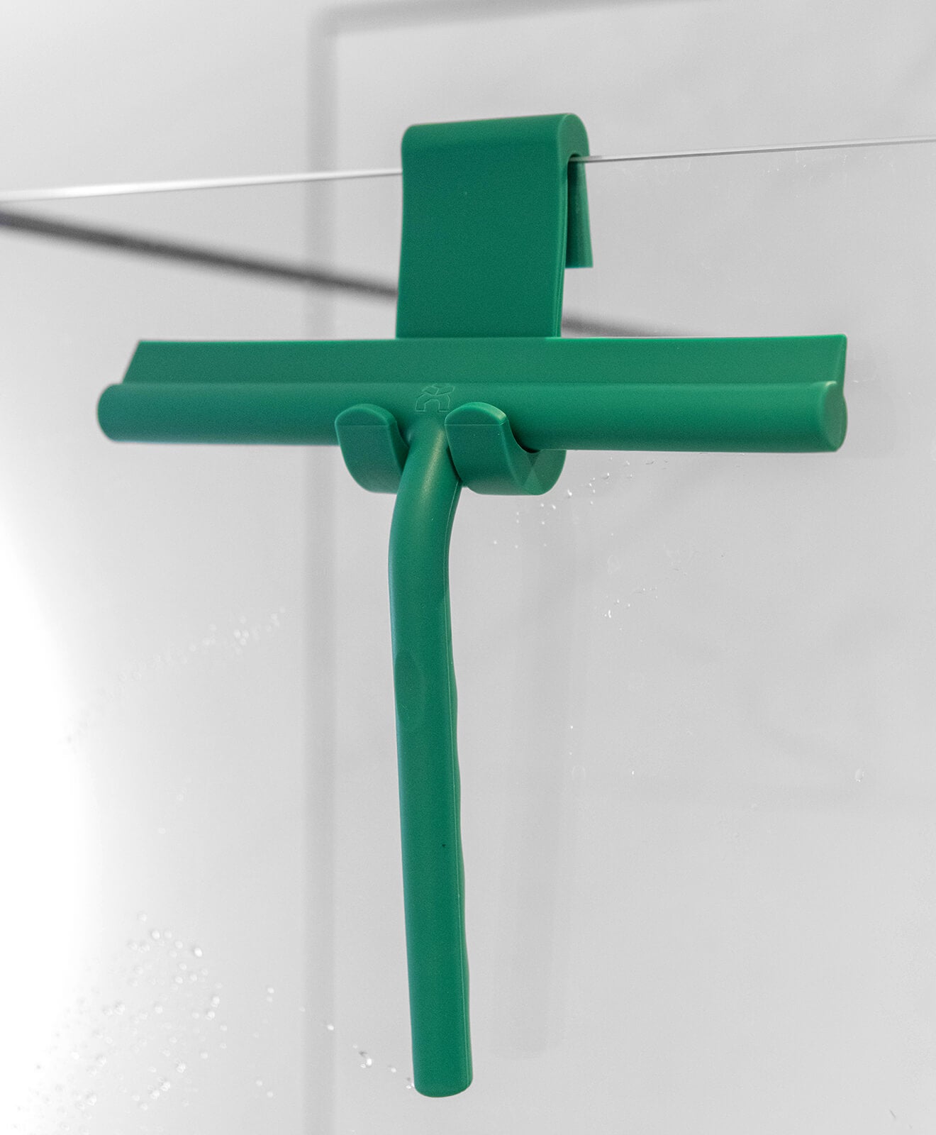 Abzieher aus Silikon in Grün für Bad und mehr von KAWENTSMANN aufgehängt an der Scheibe der Duschkabine