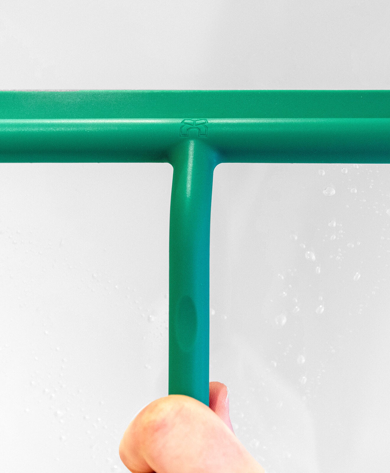 Abzieher aus Silikon in Grün für Bad und mehr von KAWENTSMANN in Benutzung