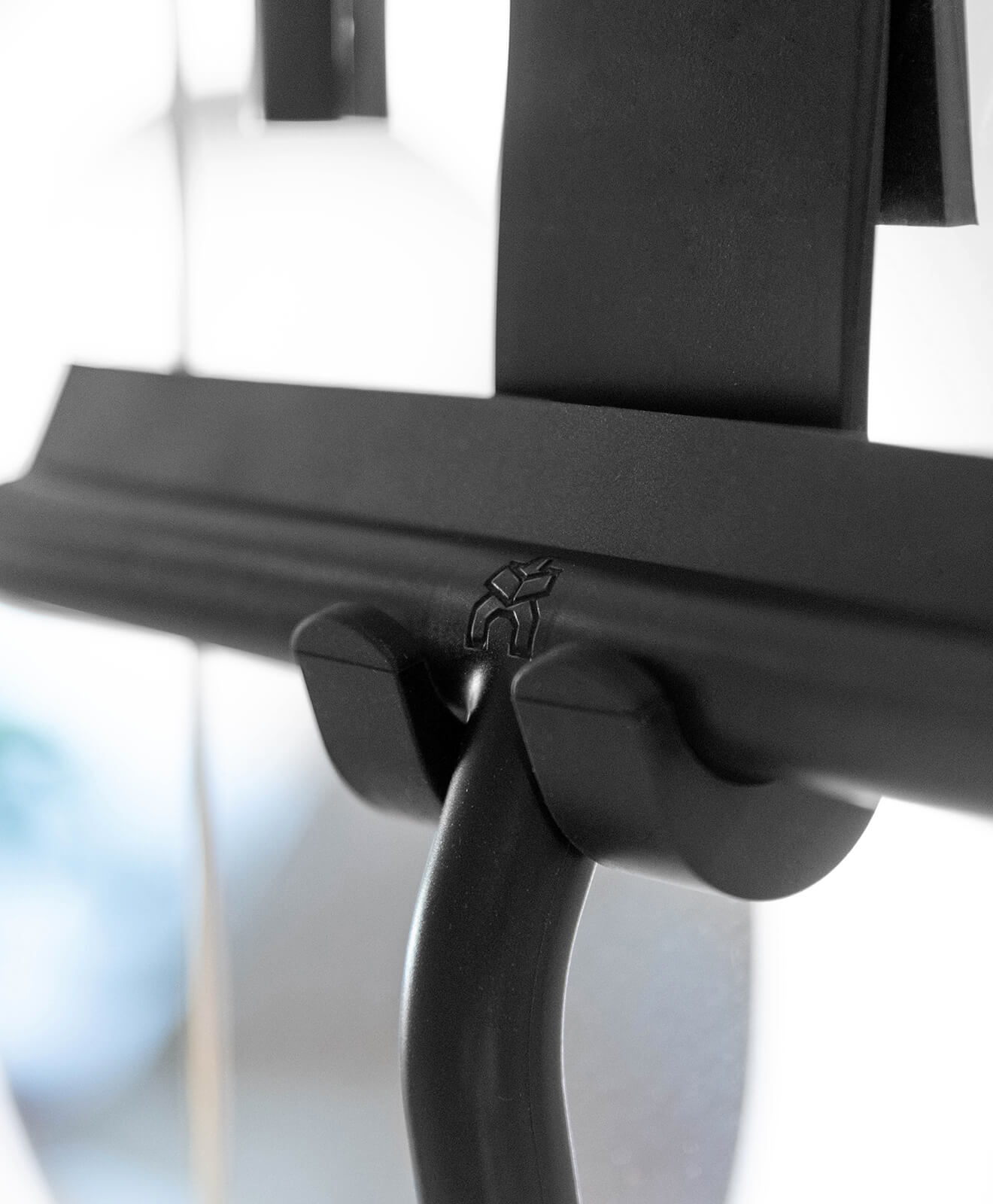 Abzieher aus Silikon in Schwarz für Bad und mehr von KAWENTSMANN aufgehängt an der Scheibe der Duschkabine