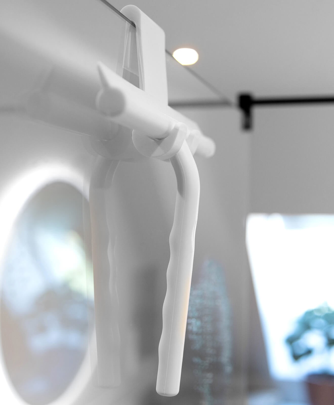 Abzieher aus Silikon in Weiß für Bad und mehr von KAWENTSMANN aufgehängt an der Scheibe der Duschkabine