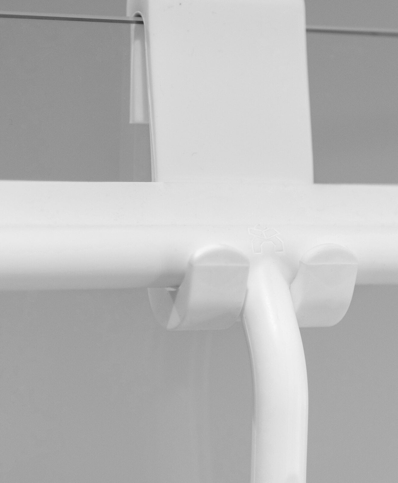 Abzieher aus Silikon in Weiß für Bad und mehr von KAWENTSMANN aufgehängt an der Scheibe der Duschkabine