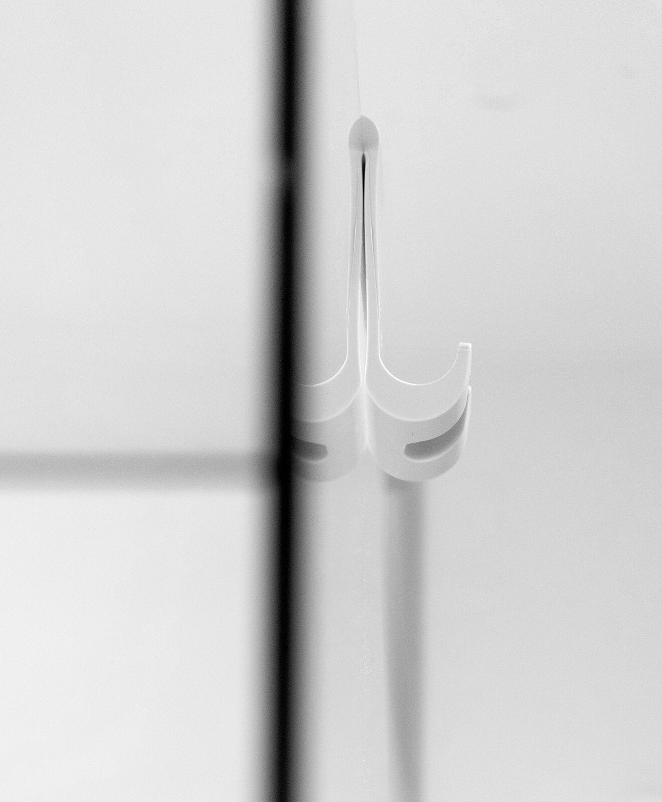 Abzieher aus Silikon in Weiß für Bad und mehr von KAWENTSMANN Aufhängung an der Scheibe der Duschkabine