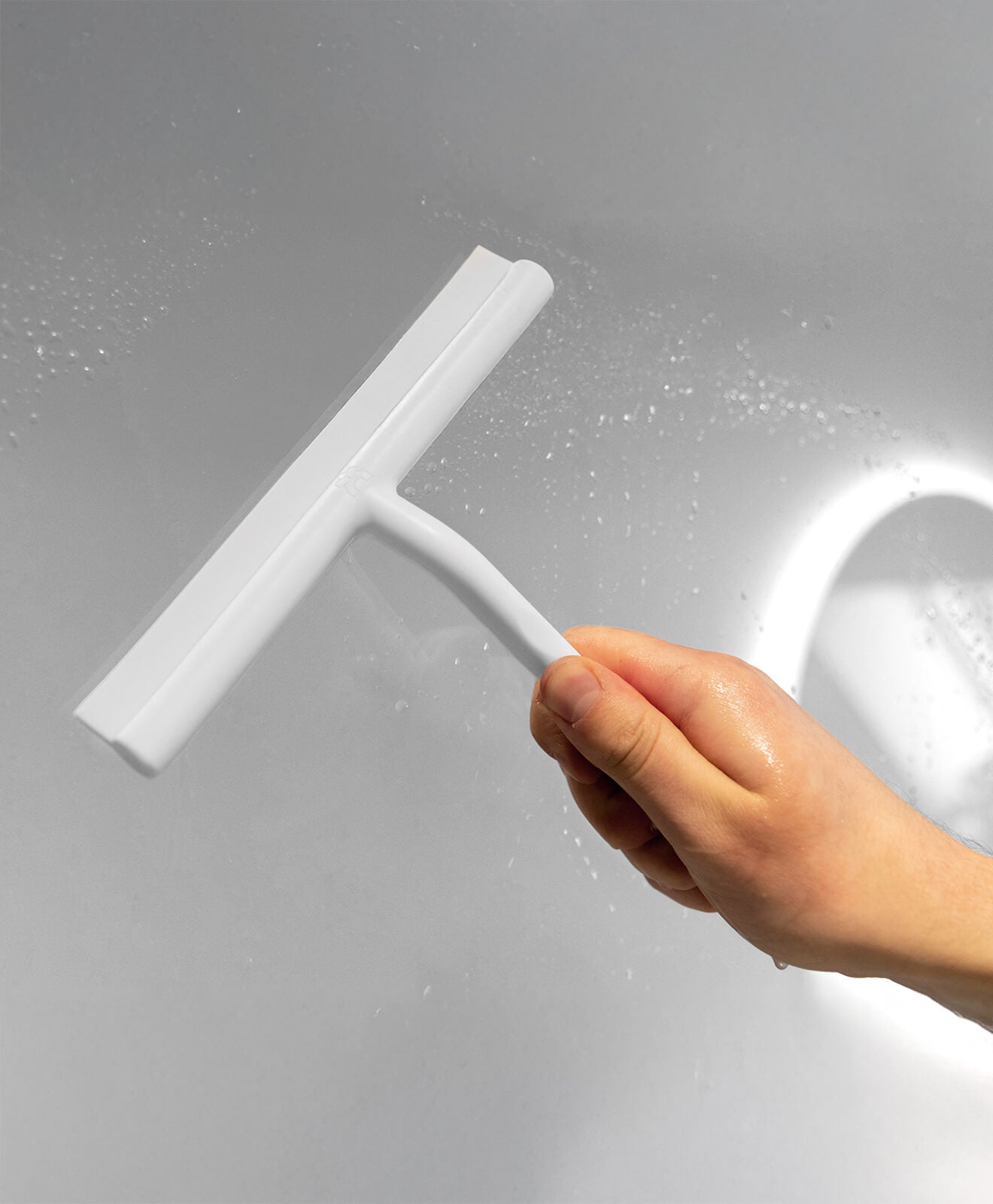 Abzieher aus Silikon in Weiß für Bad und mehr von KAWENTSMANN in Benutzung
