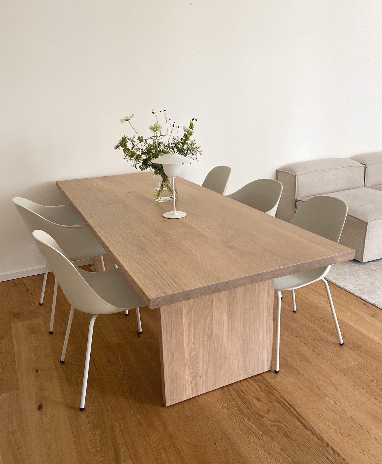 Tisch aus Massivholz Eiche geweißt von Kawentsmann