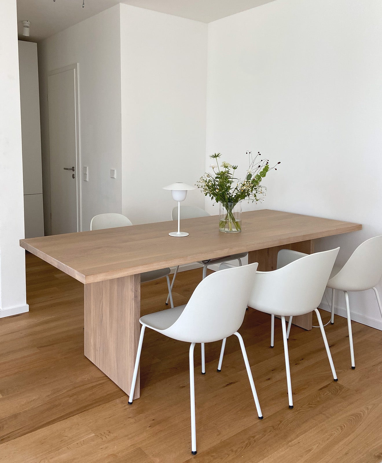 Tisch aus Massivholz Eiche geweißt von Kawentsmann