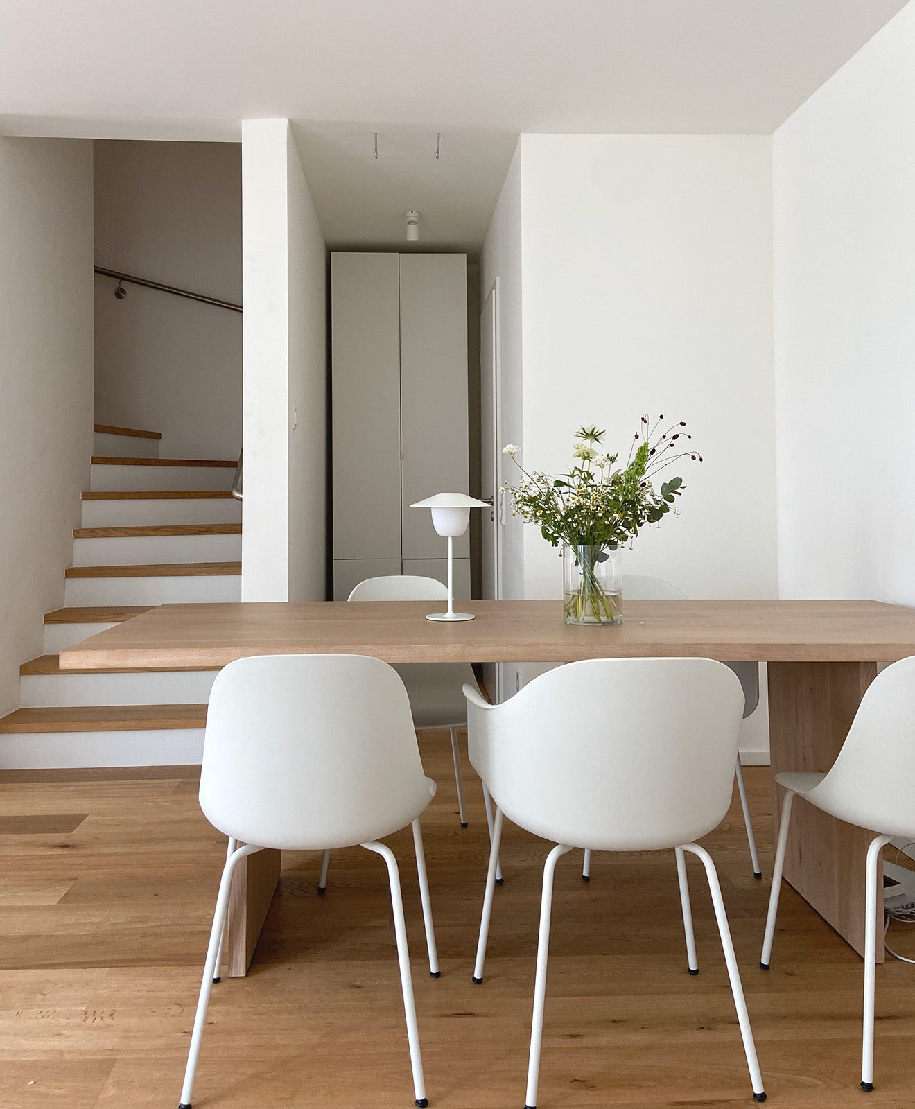 Tisch aus Massivholz Eiche geweißt von Kawentsmann