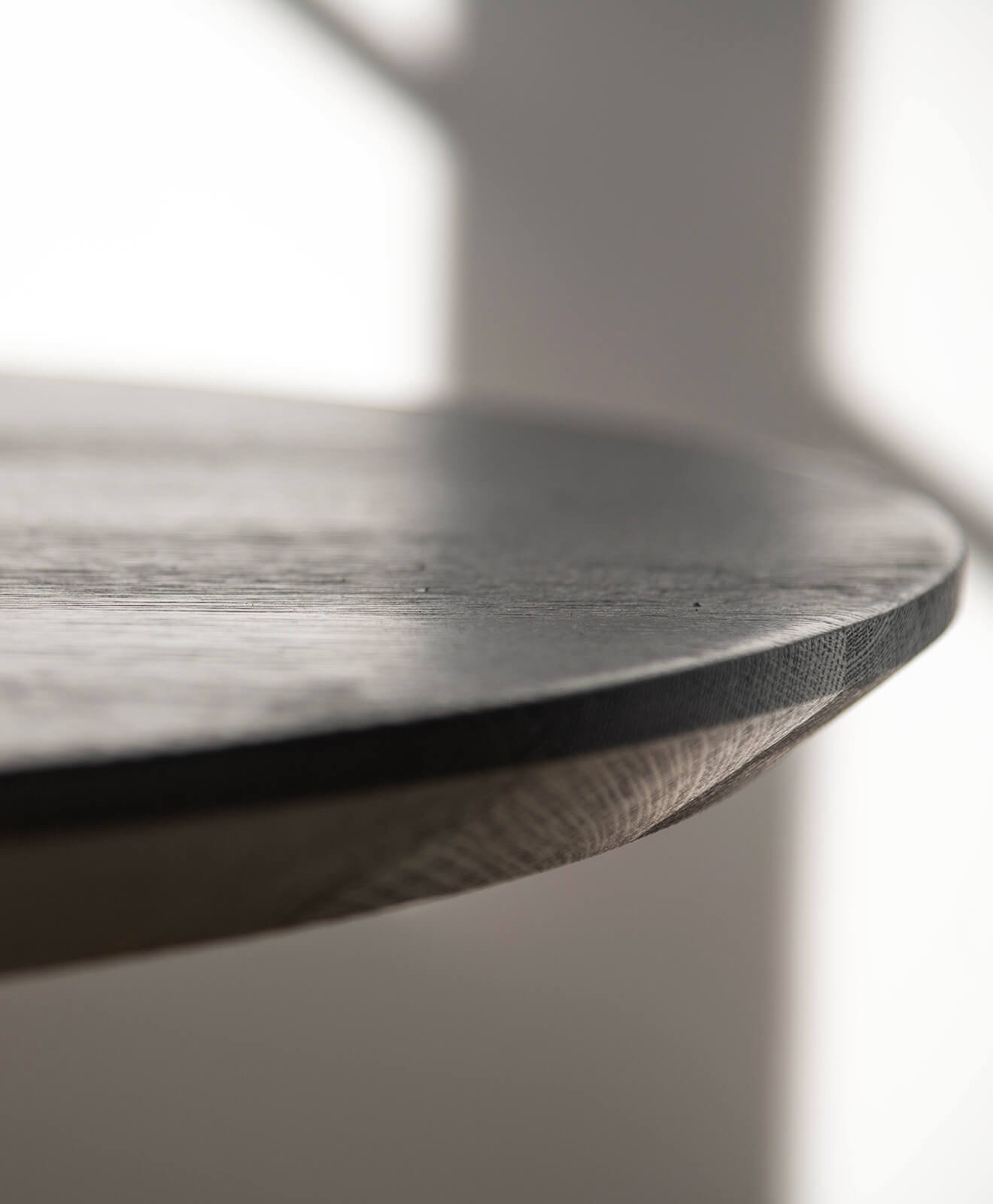 Tisch massiv rund Eichentisch geflammt KENO von KAWENTSMANN Detailaufnahme Tischkante