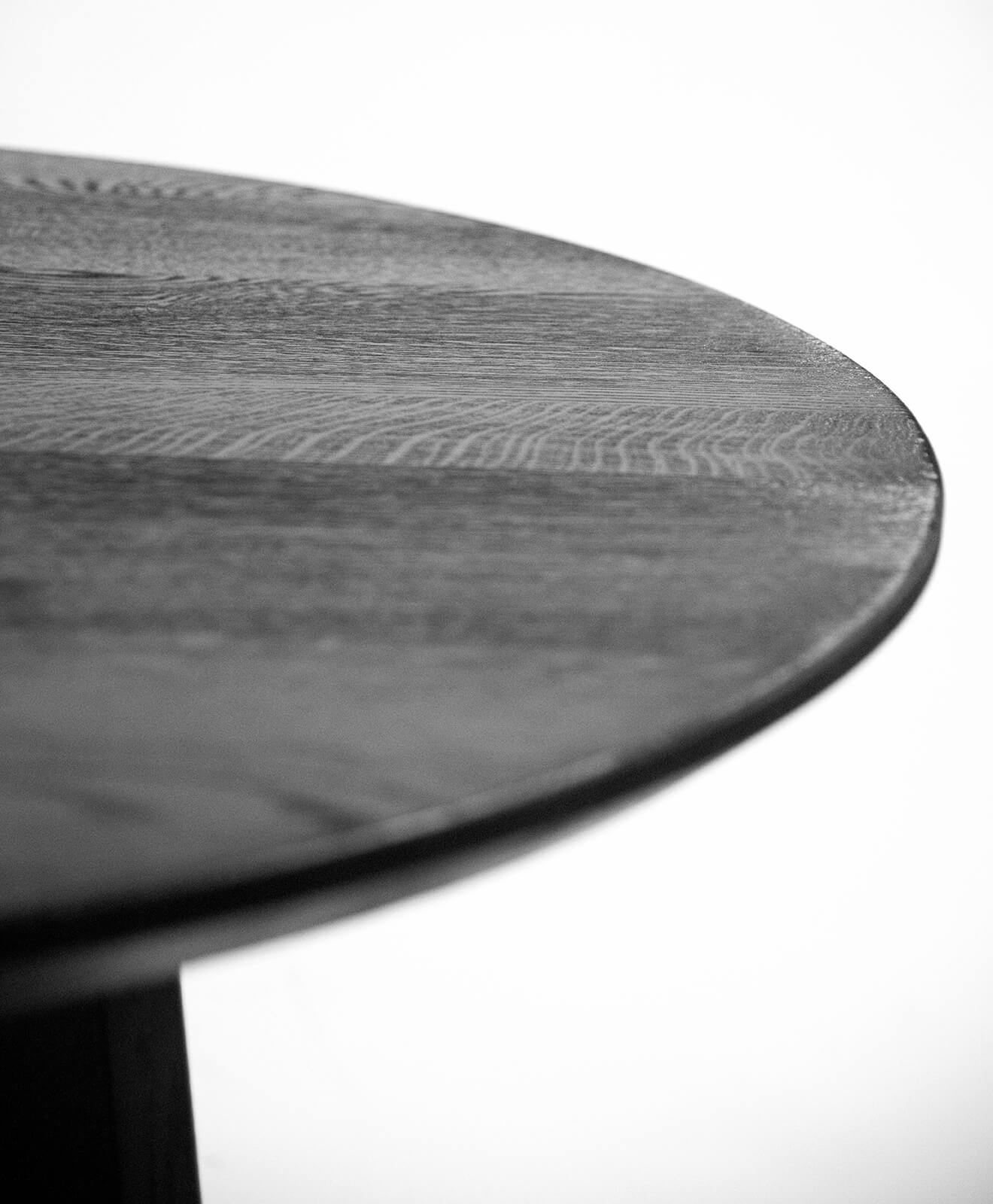 Tisch massiv rund Eichentisch geflammt KENO von KAWENTSMANN Detailbild Tischplatte