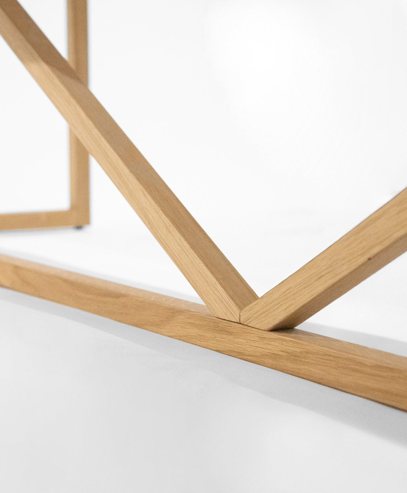 Tisch aus Massivholz Eiche TALON - Vollholz - Detailaufnahme Gestell