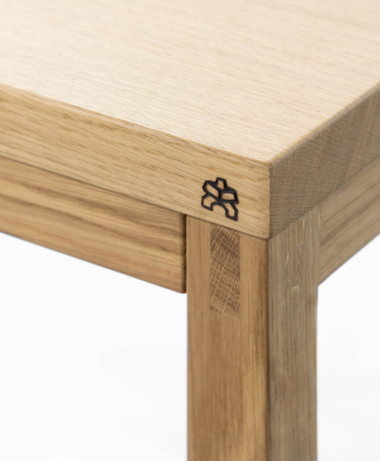 Tisch aus Massivholz Eiche TALON - Vollholz - Detailaufnahme Gestell