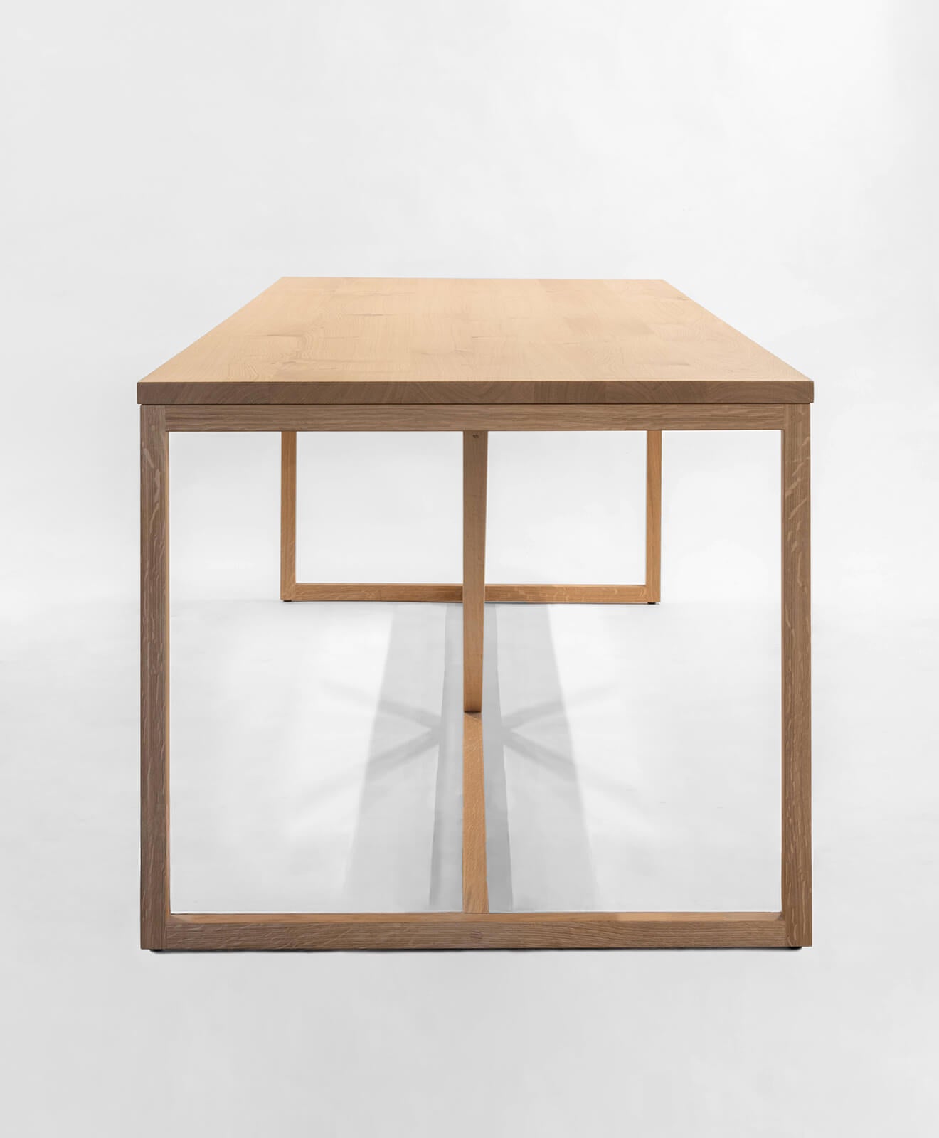 Tisch aus Massivholz Eiche TALON - Vollholz - Produktbild seitlich