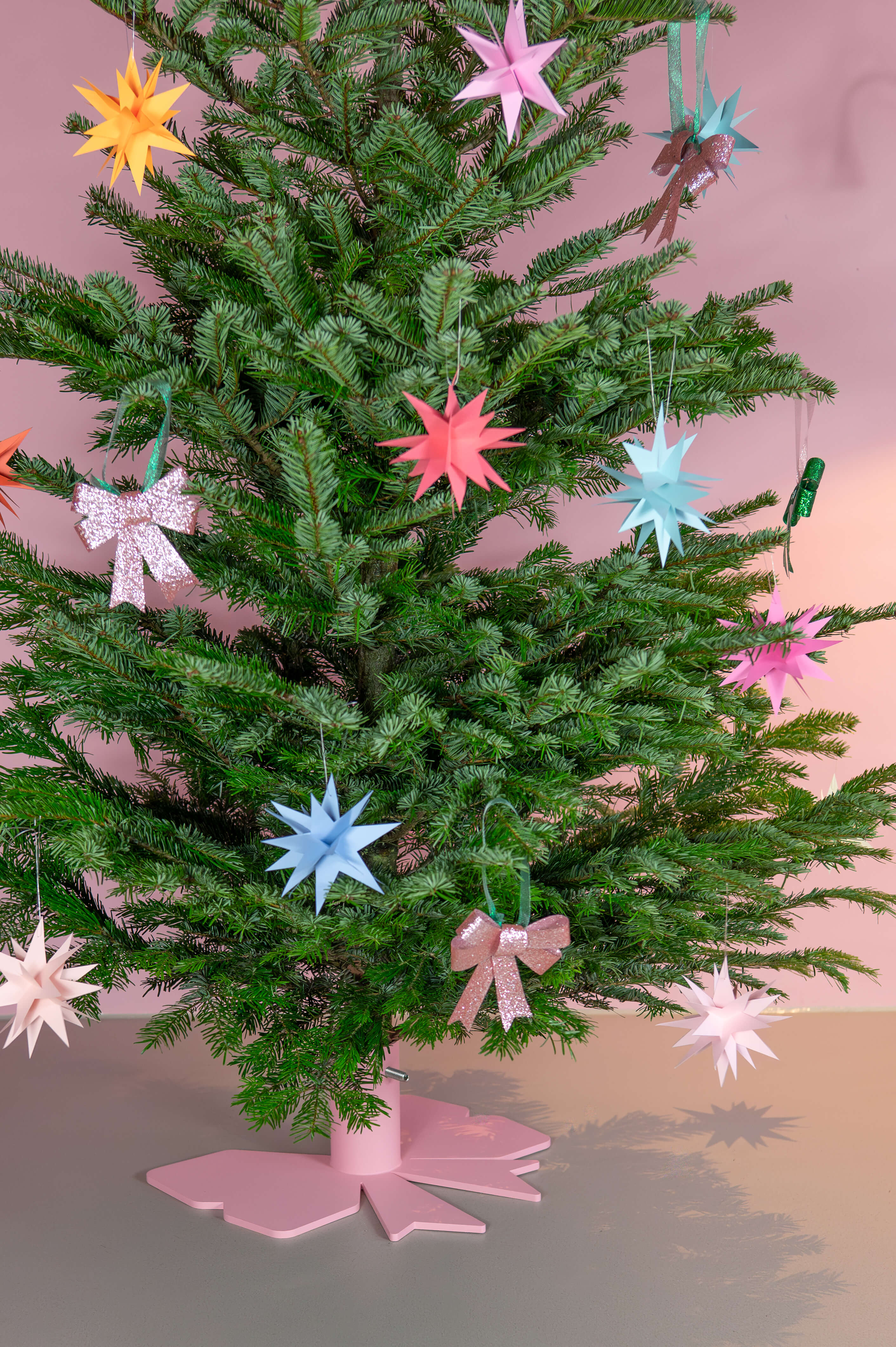 Weihnachtsbaumständer Schleife KAWENTSMANN x DAS BRUNS HAUS