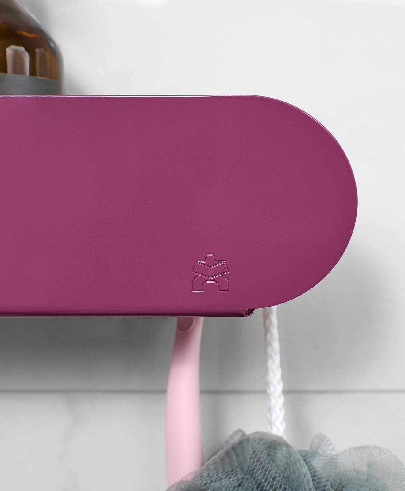 Duschablage ohne Bohren ORBI in Violett - Detailaufnahme Front