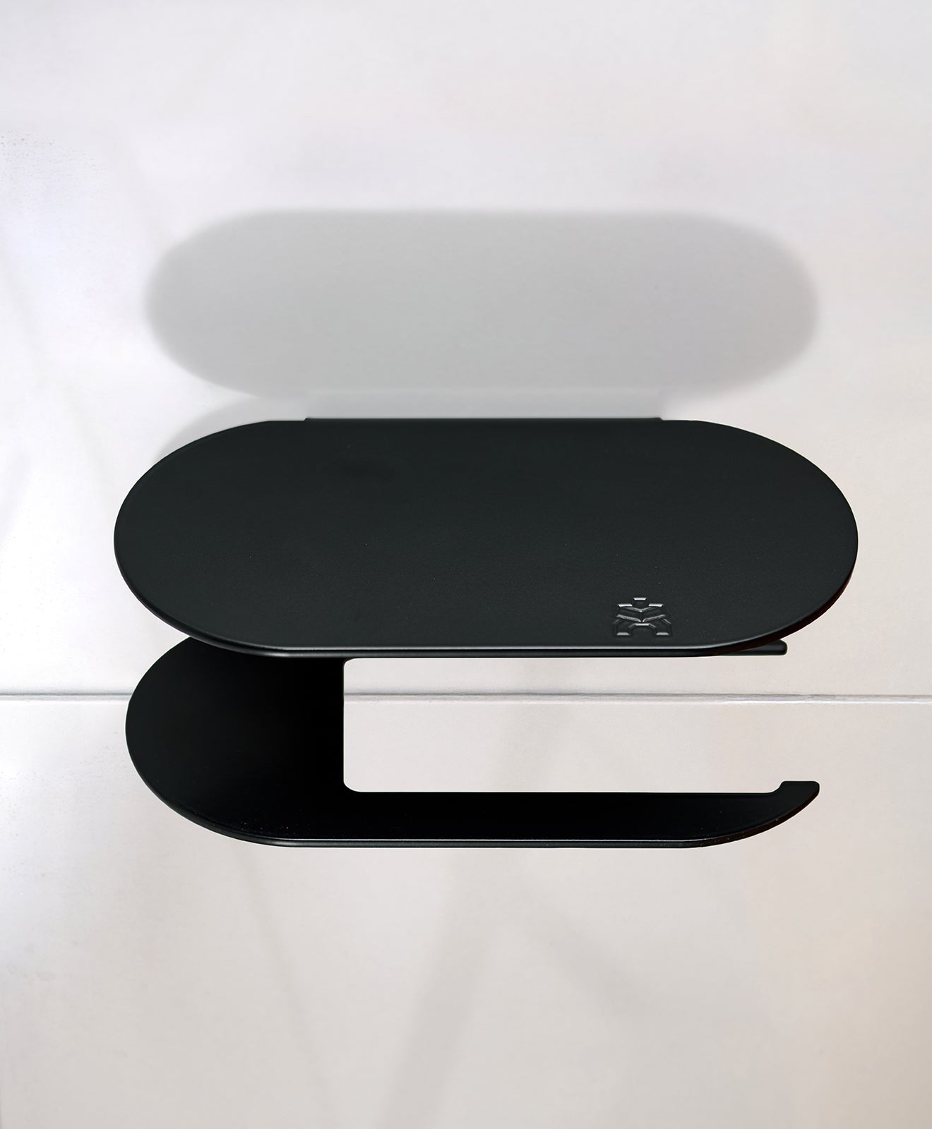 Toilettenpapierhalter ohne Bohren mit Ablage ORBI in Schwarz