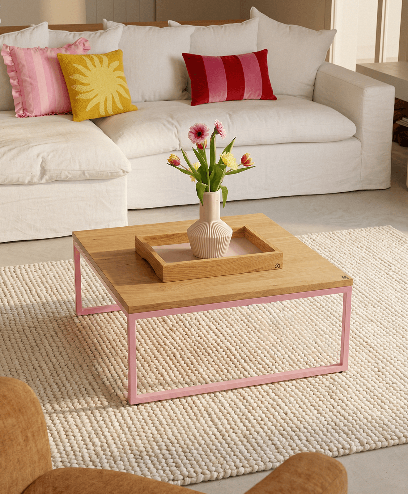 Couchtisch aus Holz & Stahl TALON ohne Mittelstrebe - Moodbild im Wohnzimmer