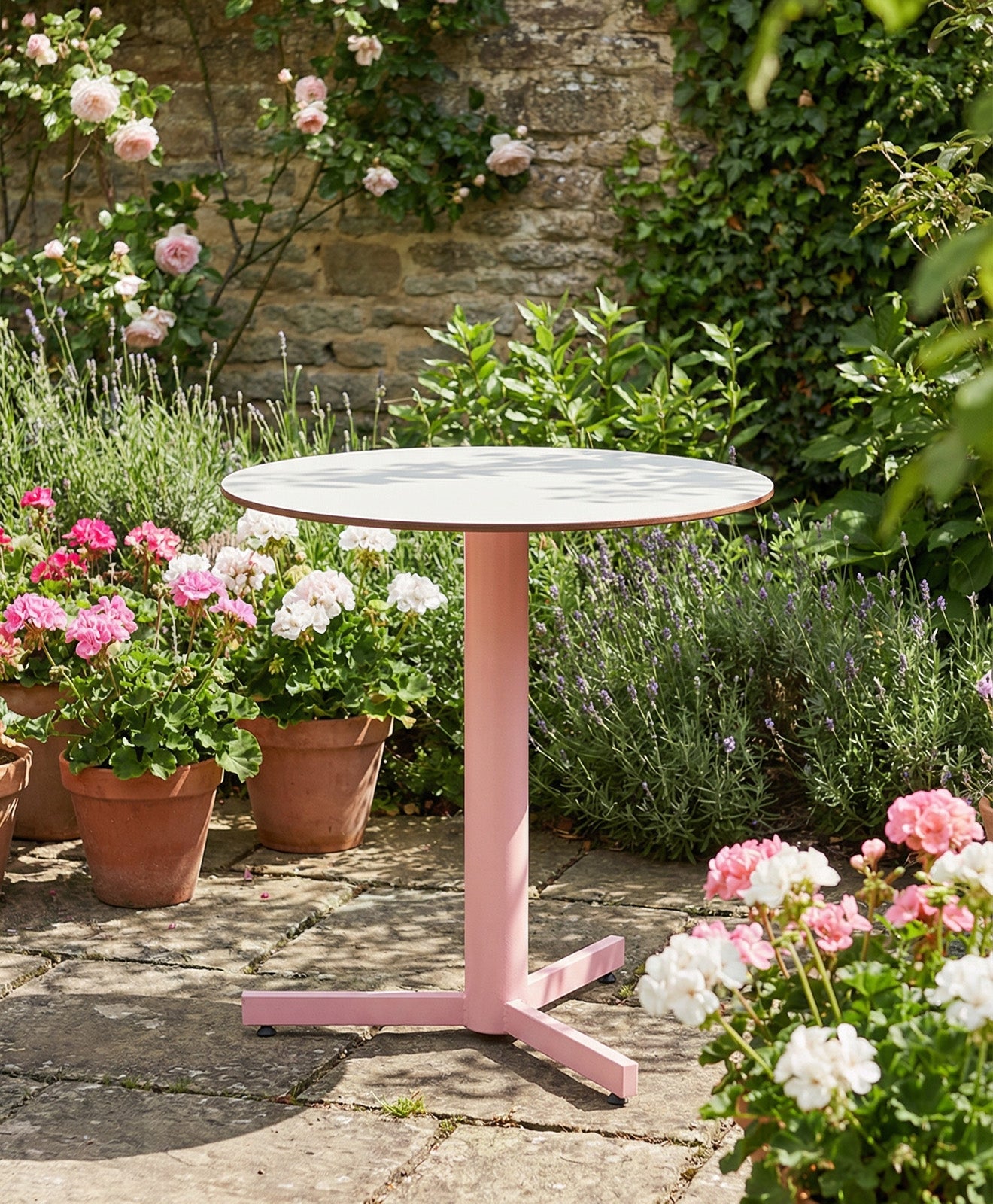 Gartentisch in rund mit Stahlgestell in rosa