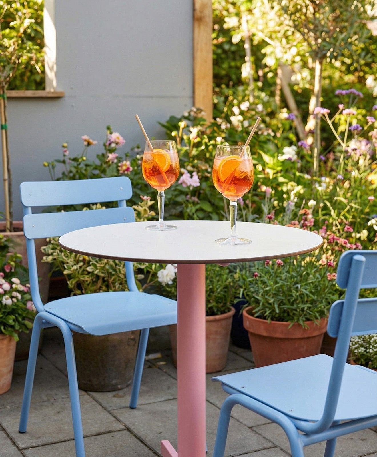 Gartentisch in rund mit Stahlgestell in orange