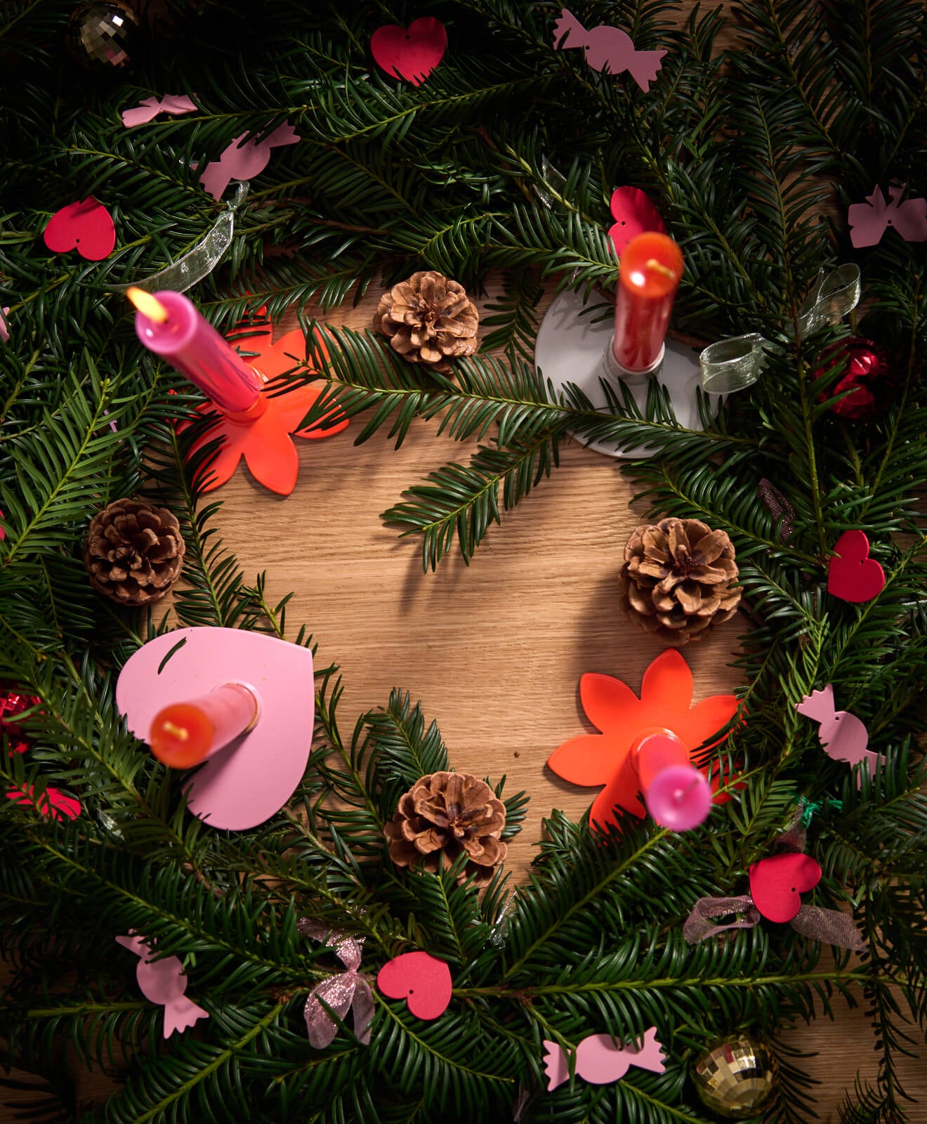 Kerzenständer als Adventskranz arrangiert