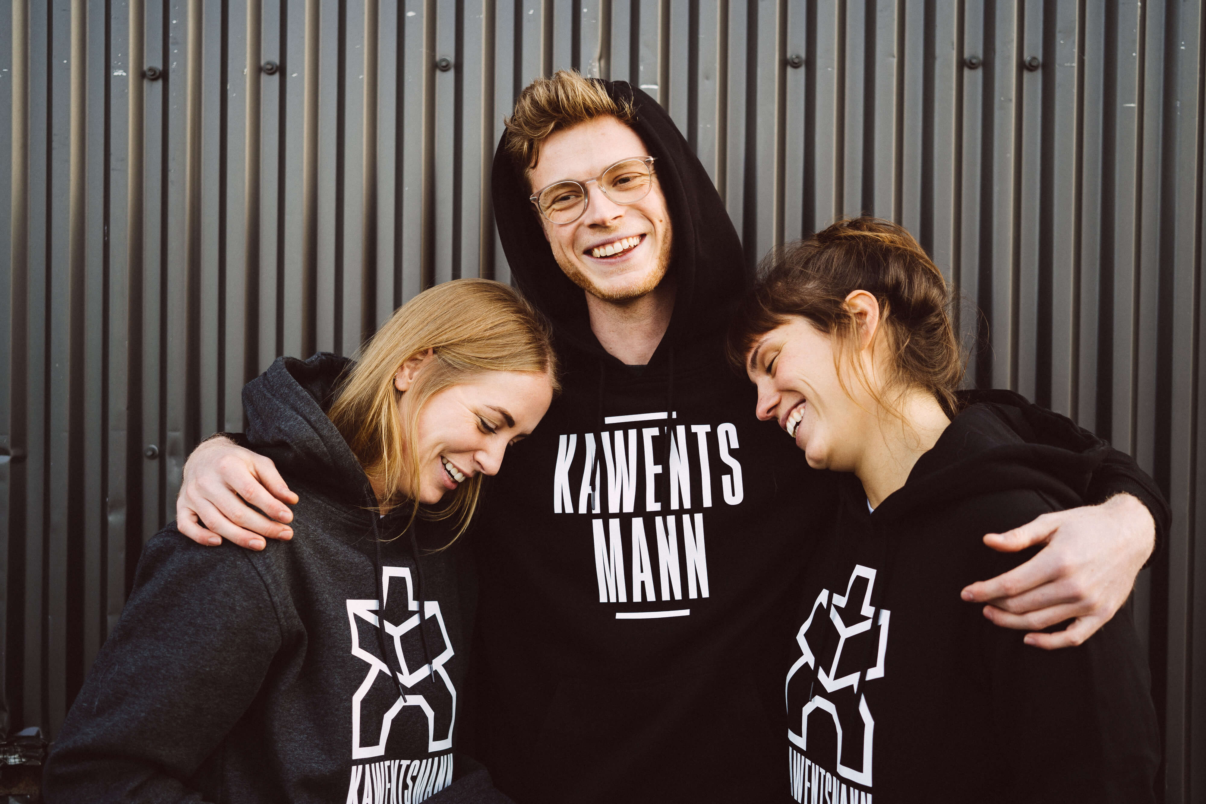 Kawentsmann Hoodies dunkelgrau und schwarz mit großem Logo-Print