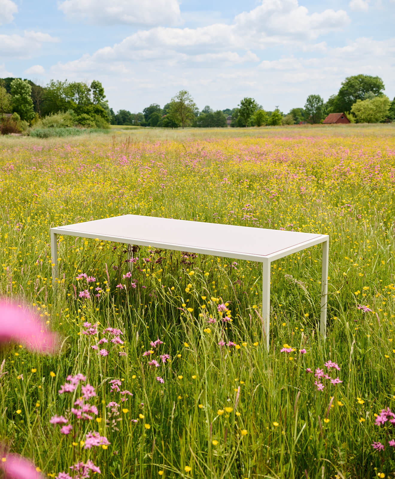 Moodbild vom Outdoor Tisch wetterfest Talon von Kawentsmann auf einer Blumenwiese