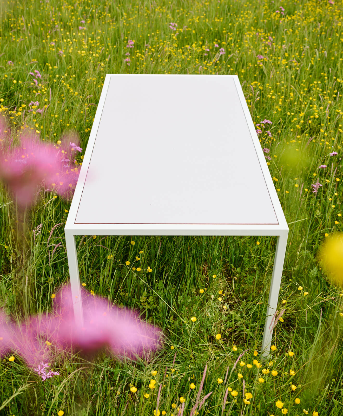 Moodbild vom Outdoor Tisch wetterfest Talon von Kawentsmann auf einer Blumenwiese