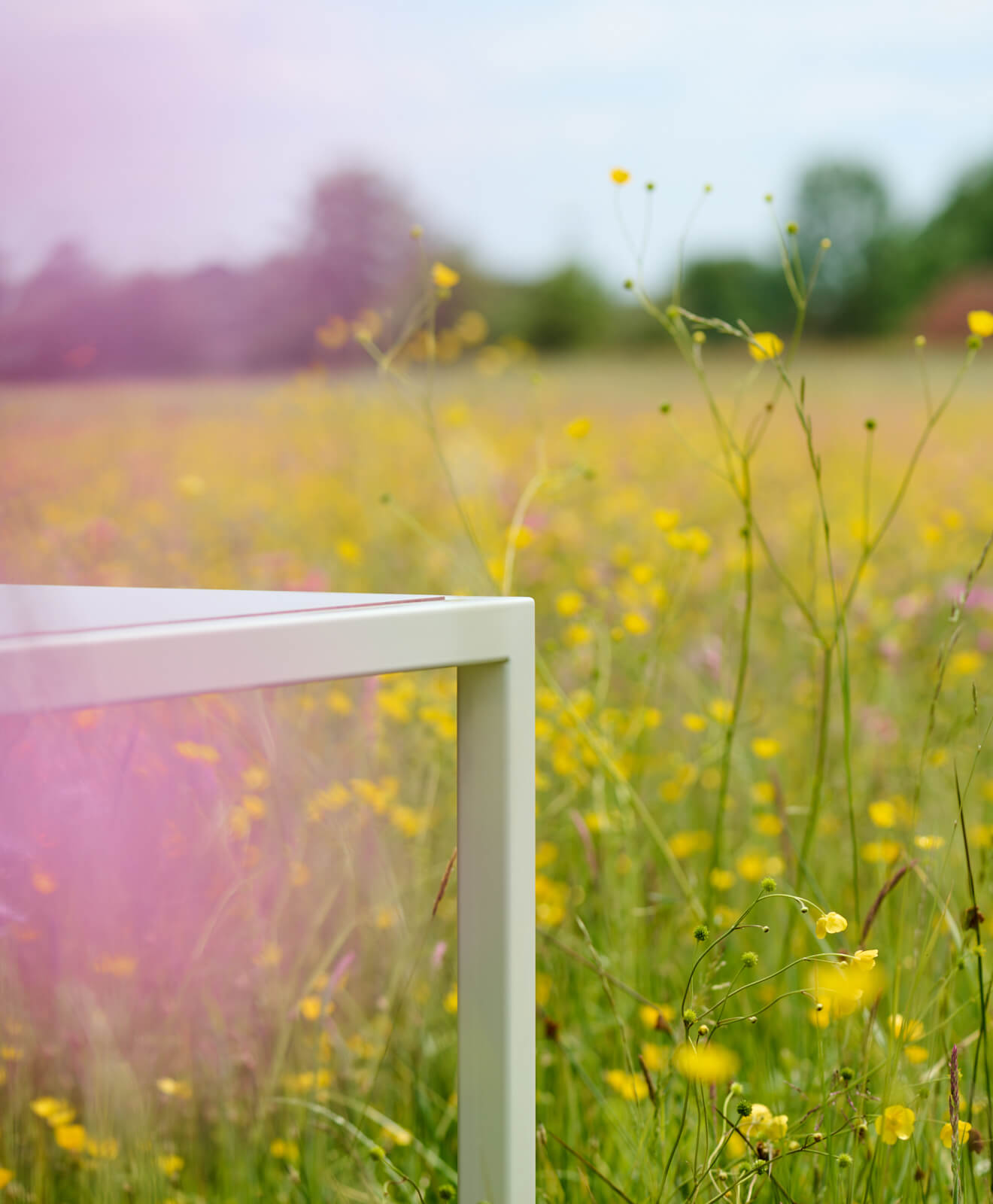 Moodbild vom Outdoor Tisch wetterfest Talon von Kawentsmann auf einer Blumenwiese