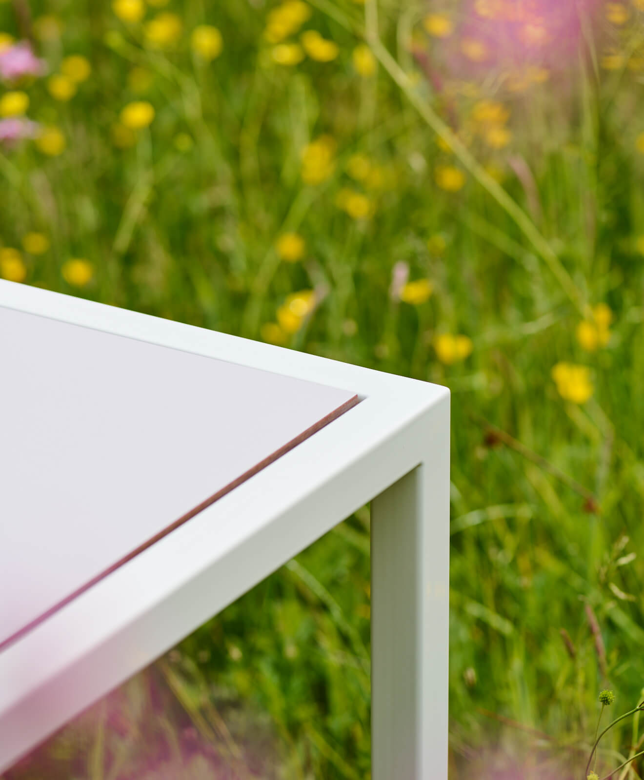 Moodbild vom Outdoor Tisch wetterfest Talon von Kawentsmann auf einer Blumenwiese