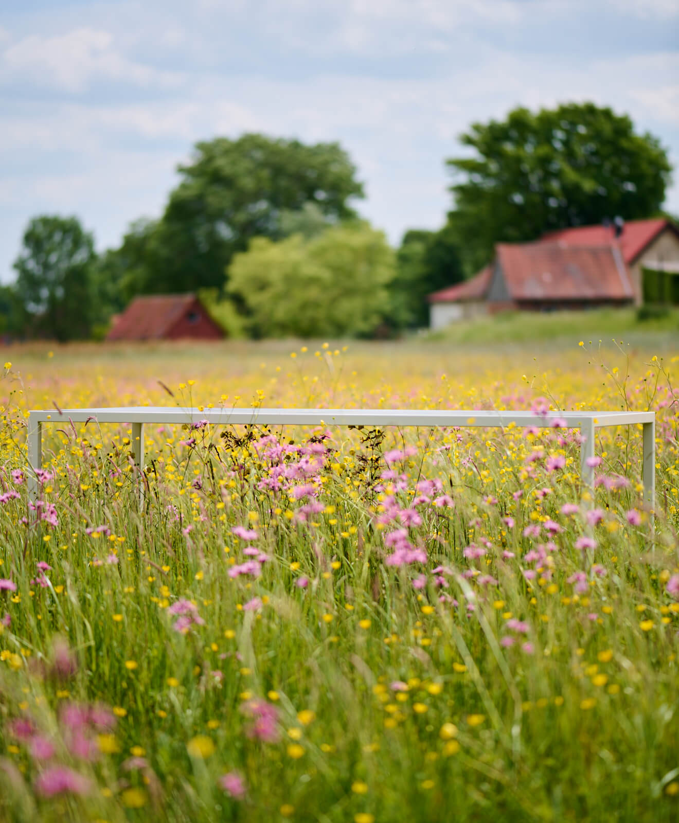 Moodbild vom Outdoor Tisch wetterfest Talon von Kawentsmann auf einer Blumenwiese