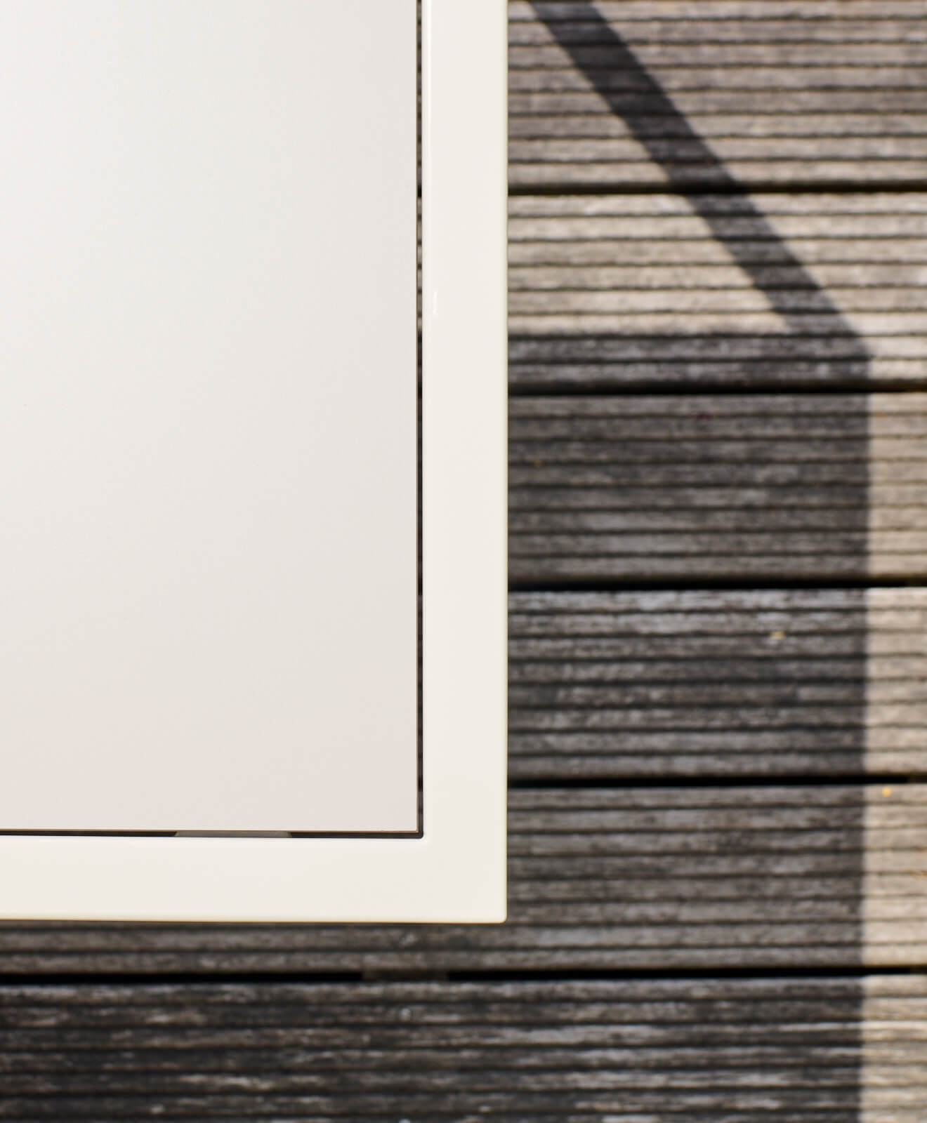 Detailbild vom Outdoor Tisch wetterfest Talon von Kawentsmann auf einer Terrasse