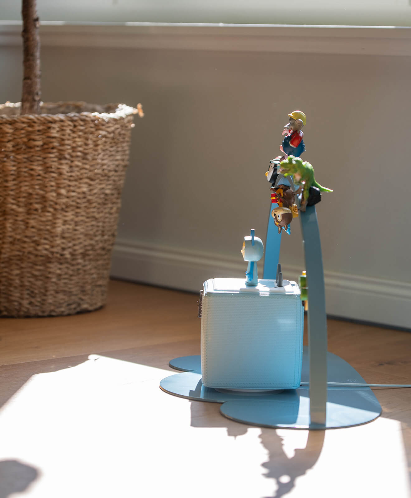 Regal für Toniebox & Tonies in Blau - Moodbild im Kinderzimmer auf dem Boden aufgestellt