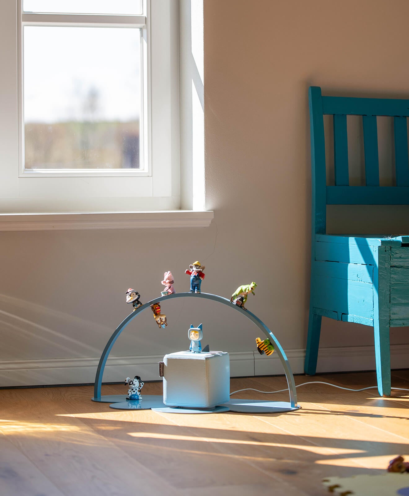 Regal für Toniebox & Tonies in Blau - Moodbild im Kinderzimmer auf dem Boden aufgestellt