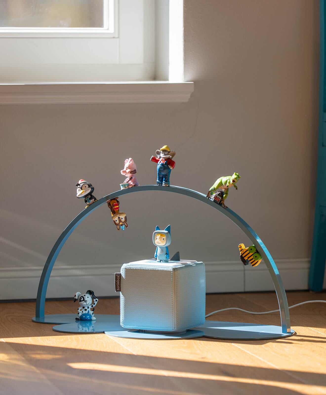 Regal für Toniebox & Tonies in Blau - Moodbild im Kinderzimmer auf dem Boden aufgestellt