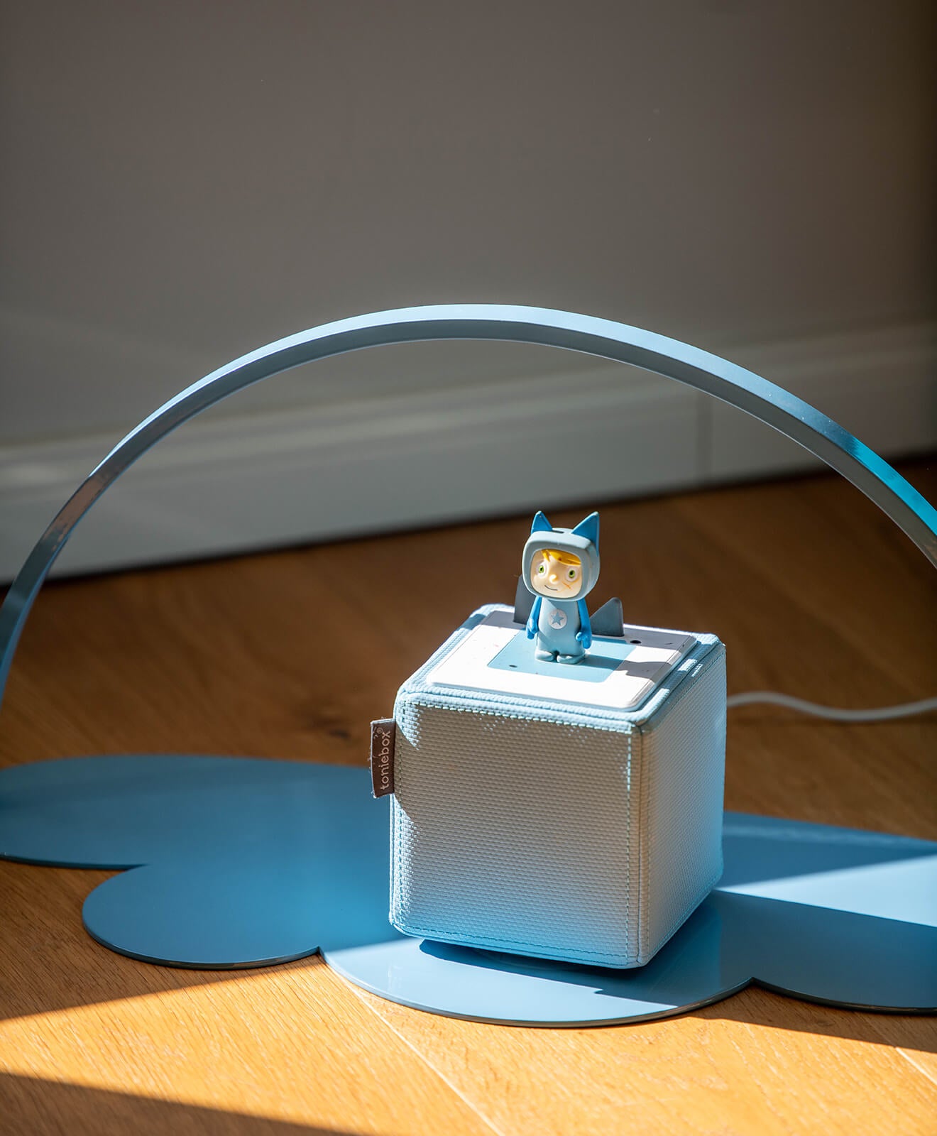 Regal für Toniebox & Tonies in Blau - Moodbild im Kinderzimmer auf dem Boden aufgestellt