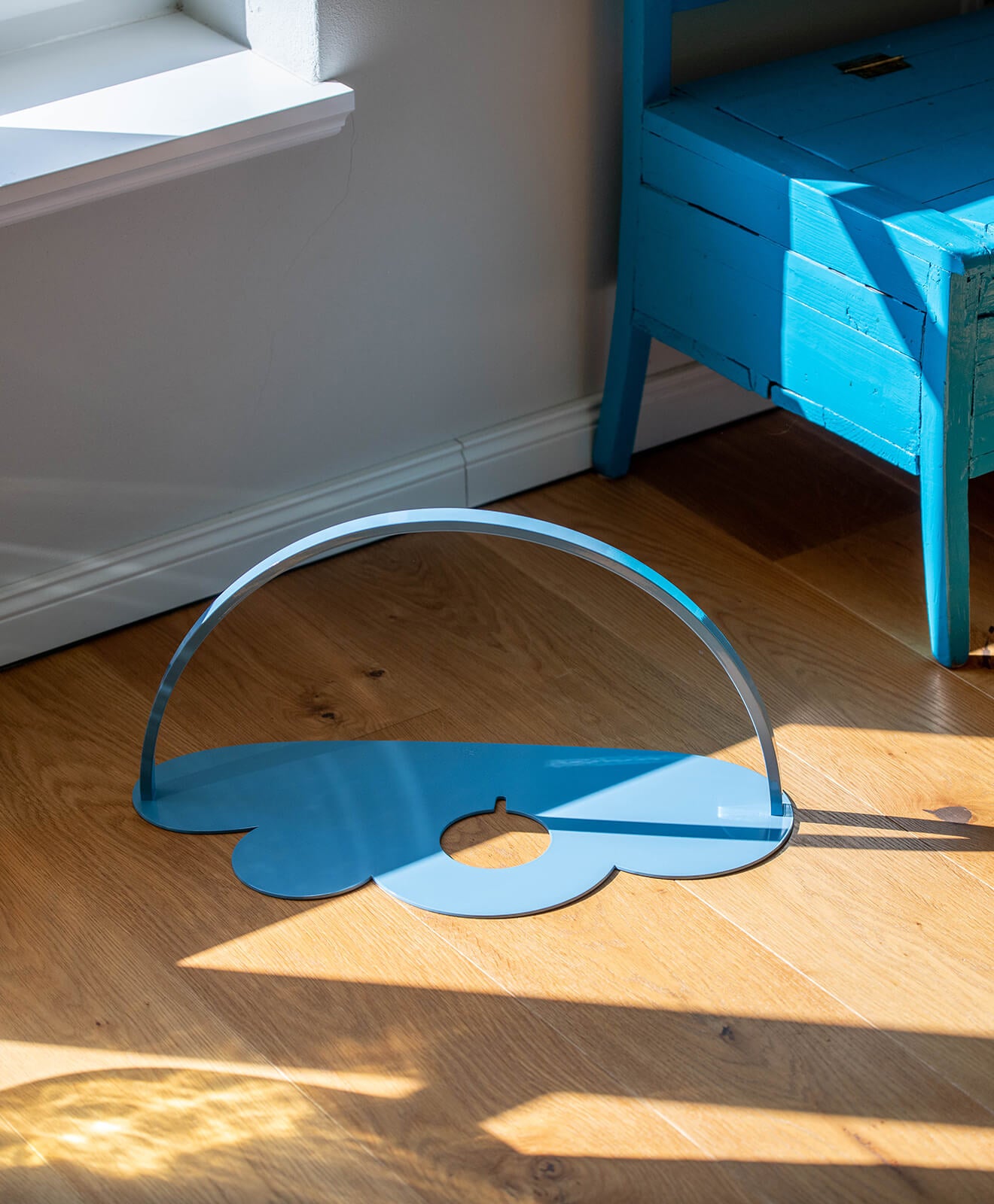 Regal für Toniebox & Tonies in Blau - Moodbild im Kinderzimmer auf dem Boden aufgestellt