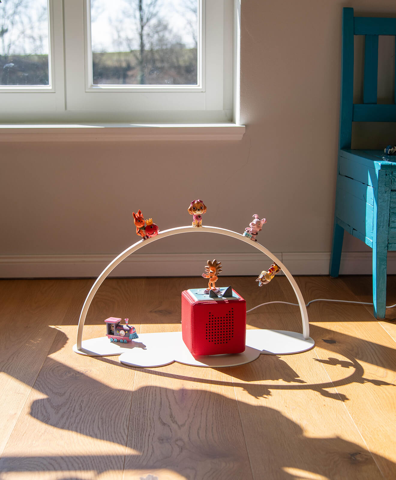 Regal für Toniebox & Tonies in Weiß - Moodbild im Kinderzimmer auf dem Boden aufgestellt