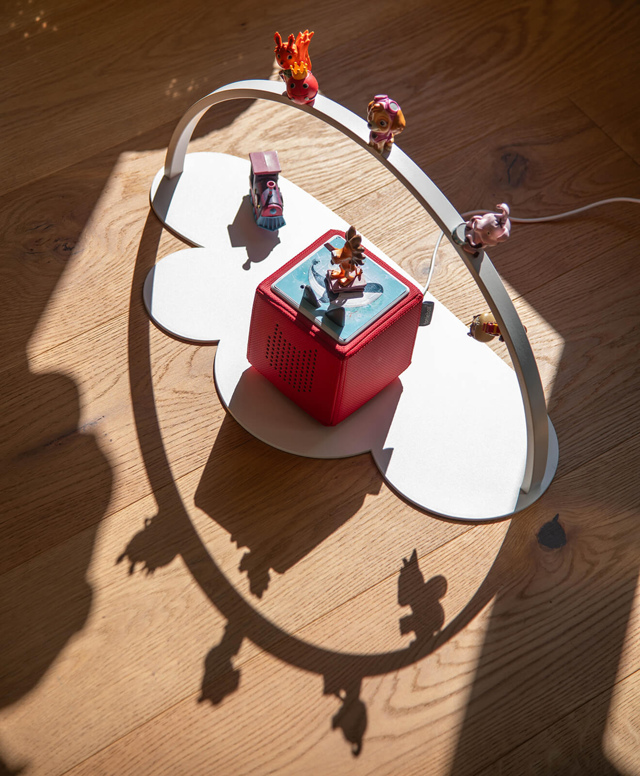 Regal für Toniebox & Tonies in Weiß - Moodbild im Kinderzimmer auf dem Boden aufgestellt