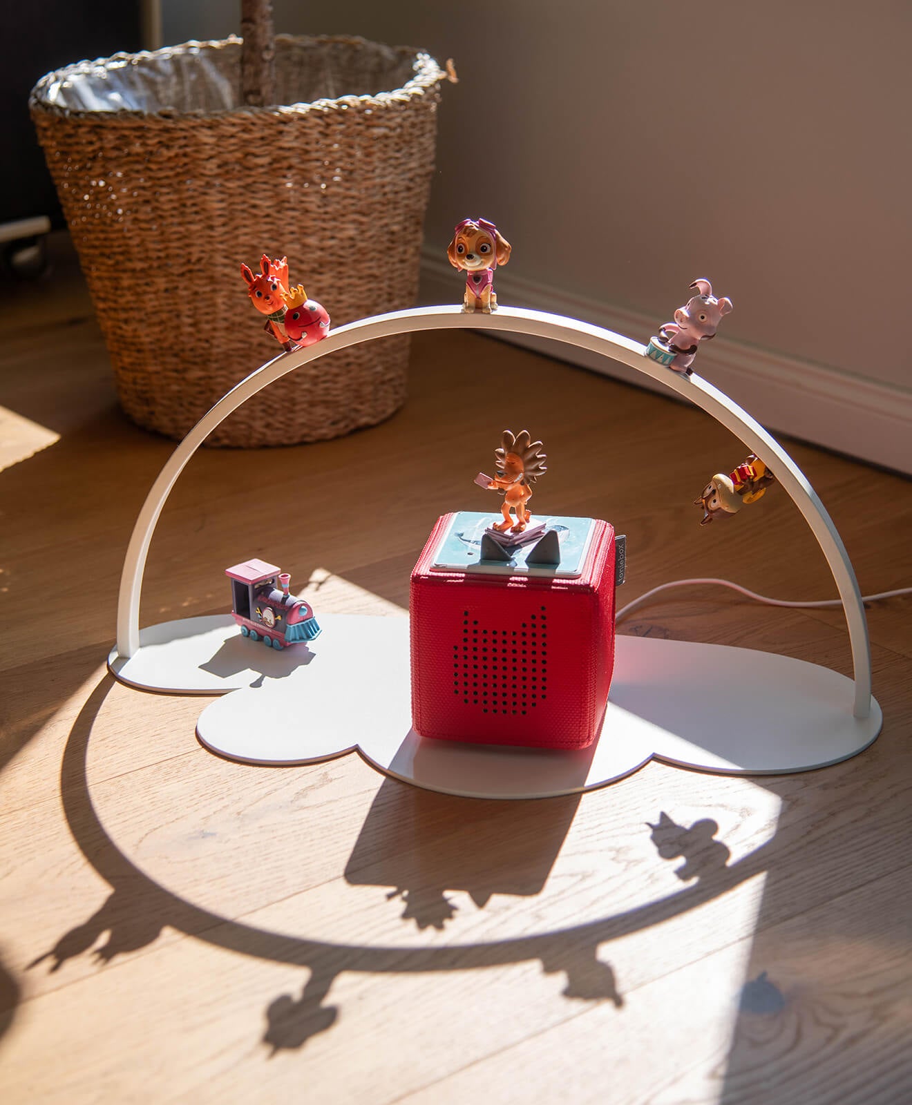 Regal für Toniebox & Tonies in Weiß - Moodbild im Kinderzimmer auf dem Boden aufgestellt