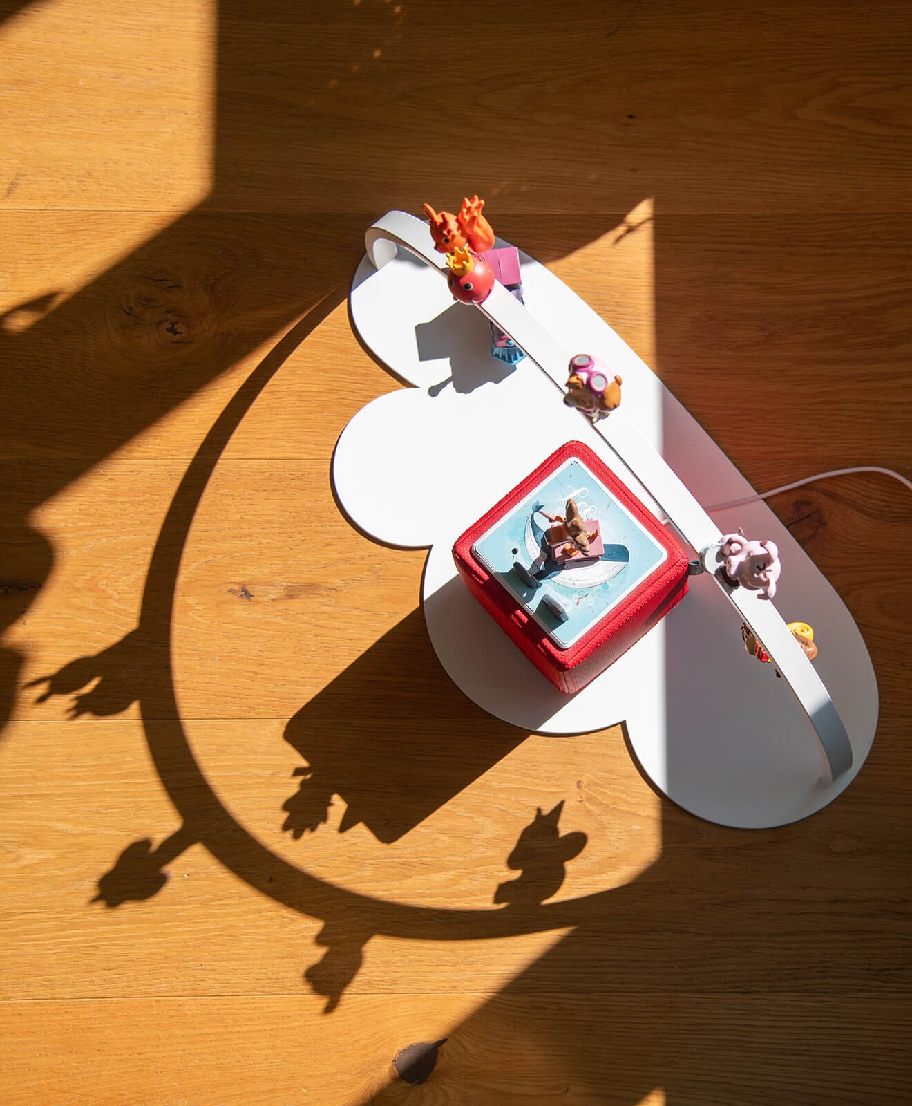 Regal für Toniebox & Tonies in Weiß - Moodbild im Kinderzimmer auf dem Boden aufgestellt