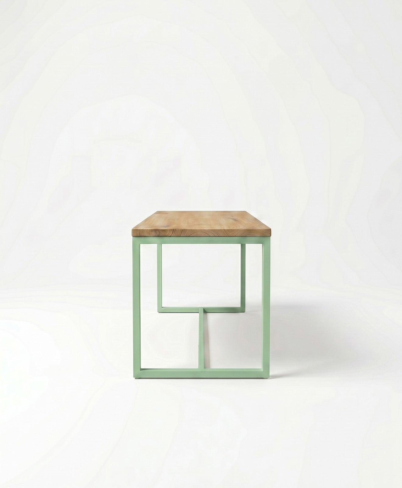 Sitzbank aus Holz & Stahlgestell TALON mit Mittelstrebe von KAWENTSMANN