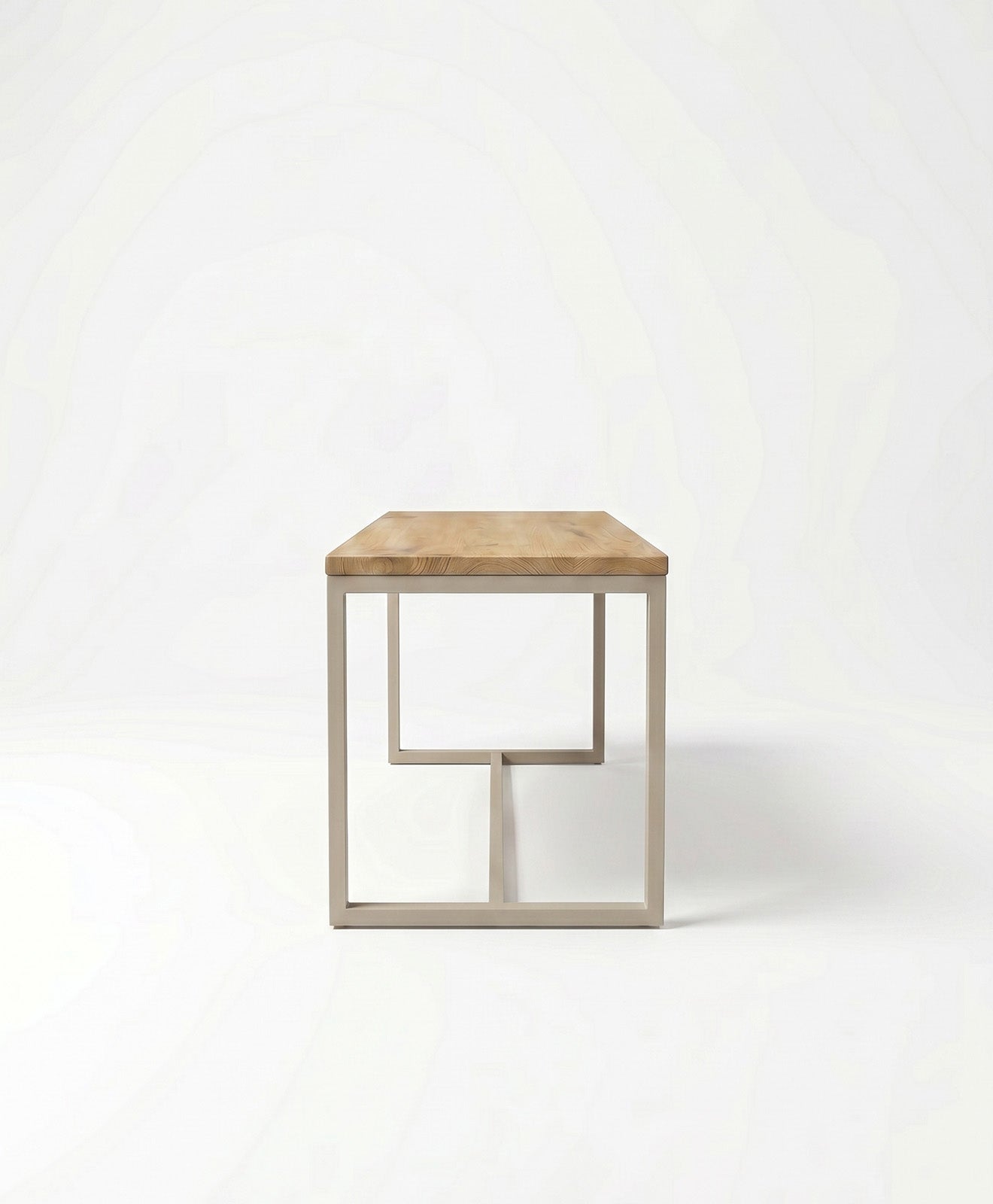 Sitzbank aus Holz & Stahlgestell TALON mit Mittelstrebe von KAWENTSMANN