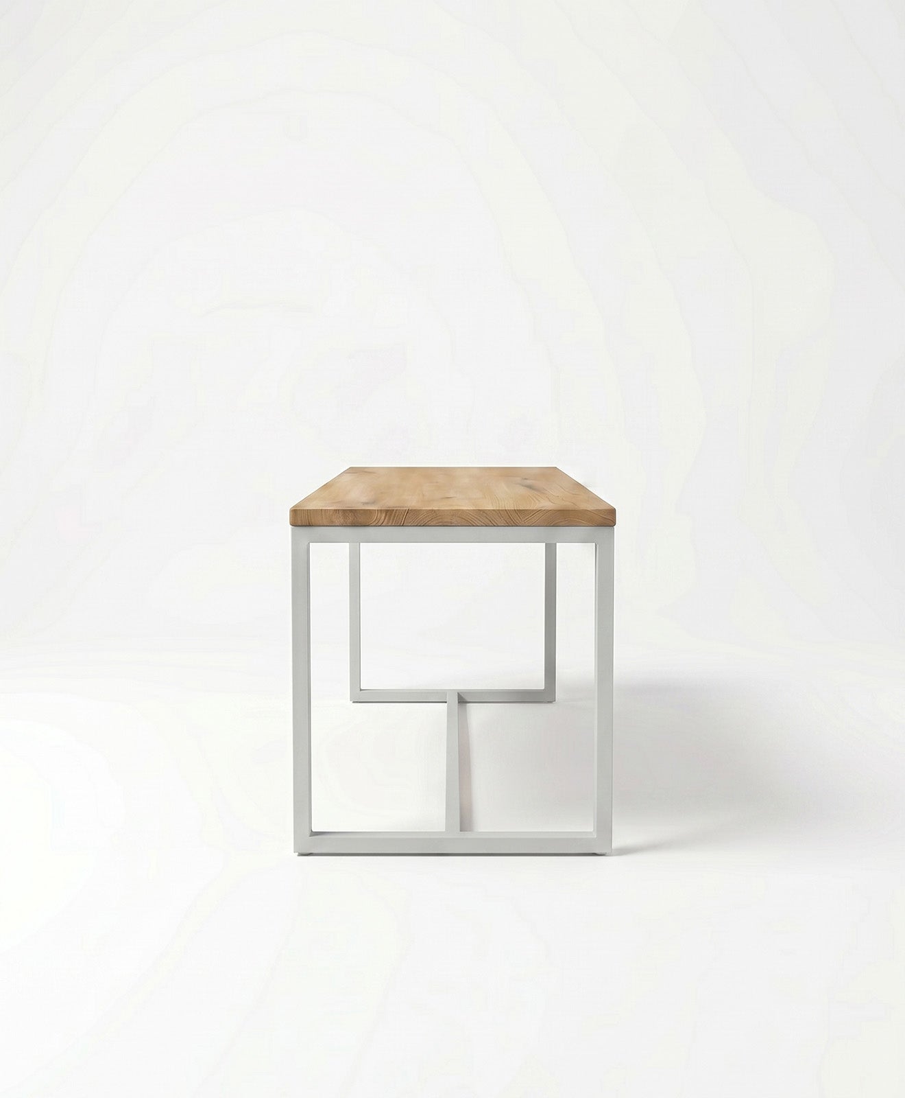 Sitzbank aus Holz & Stahlgestell TALON mit Mittelstrebe von KAWENTSMANN