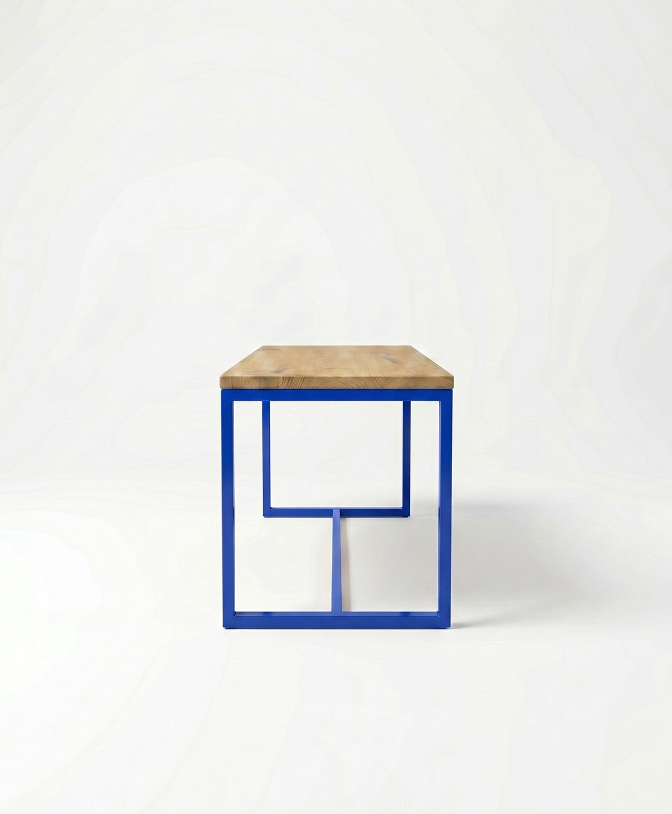 Sitzbank aus Holz & Stahlgestell TALON mit Mittelstrebe von KAWENTSMANN