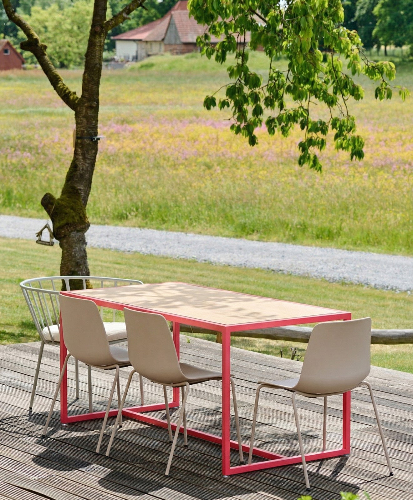 Moodbild vom Outdoor Tisch wetterfest Talon von Kawentsmann auf einer Terrasse