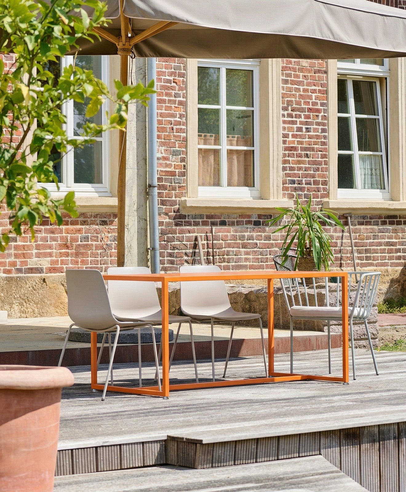 Moodbild vom Outdoor Tisch wetterfest Talon von Kawentsmann auf einer Terrasse